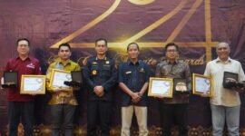 Kepala Kantor Harita Nickel Perwakilan Ternate, Dedi Hermansyah (kedua dari kanan), berfoto bersama usai menerima Bea Cukai Ternate Award 2024.