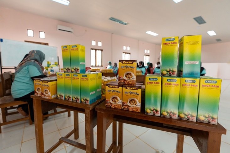 Kelompok binaan Harita Nickel di Desa Kawasi berhasil mengolah buah pala yang merupakan komoditas unggulan Maluku Utara menjadi aneka minuman dan jajanan khas dari Pulau Obi. 