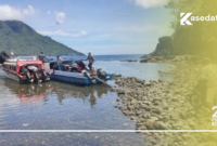Aktivitas warga yang hendak ke Pulau Hiri di pantai Sulamdaha Ternate tahun 2020