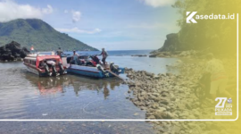 Aktivitas warga yang hendak ke Pulau Hiri di pantai Sulamdaha Ternate tahun 2020