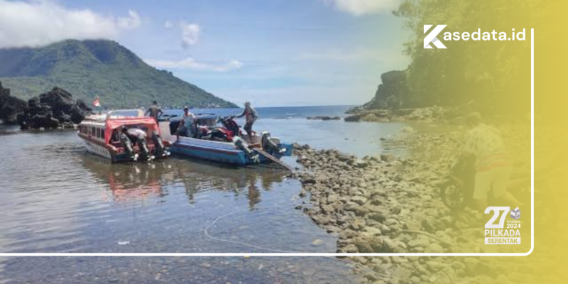 Aktivitas warga yang hendak ke Pulau Hiri di pantai Sulamdaha Ternate tahun 2020