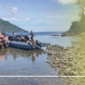 Aktivitas warga yang hendak ke Pulau Hiri di pantai Sulamdaha Ternate tahun 2020