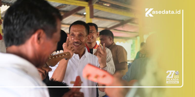 Sahril Thahir saat disambut warga Desa Tolabit beserta keluarga besar suku Modole di Kecamatan Kao Barat, Halmahera Utara 