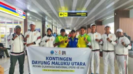 4 atlet , 2 pelatih dan 1 manajer kontingen dayung Maluku Utara saat berfoto bersama Ketua Umum PODSI, Kalpin Nur.  