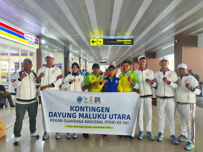 4 atlet , 2 pelatih dan 1 manajer kontingen dayung Maluku Utara saat berfoto bersama Ketua Umum PODSI, Kalpin Nur.  