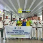 4 atlet , 2 pelatih dan 1 manajer kontingen dayung Maluku Utara saat berfoto bersama Ketua Umum PODSI, Kalpin Nur.  