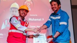 Charles Hasiholan (Deputy Head of HSSE, PT MSP) Menyerahkan Sertifikat SIO Kelas I Kepada Peserta PELITA Batch II.