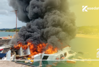 Kebakaran speedboat Bella 72  milik Calon Gubernur Benny Laos  terjadi di Pelabuhan Bobong || Foto : Husen Hamid