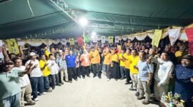 Ribuan warga berfoto bersama pasangan FAM-SAH usai kegiatan kampenye di Desa Fala, Kecamatan Mangoli Utara || Karno pora