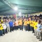 Ribuan warga berfoto bersama pasangan FAM-SAH usai kegiatan kampenye di Desa Fala, Kecamatan Mangoli Utara || Karno pora