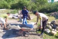 Bripka Adhe bersama warga memperbaiki saluran air yang rusak || Karno pora