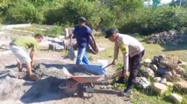 Bripka Adhe bersama warga memperbaiki saluran air yang rusak || Karno pora
