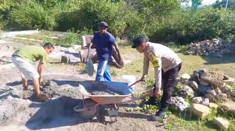 Bripka Adhe bersama warga memperbaiki saluran air yang rusak || Karno pora