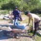 Bripka Adhe bersama warga memperbaiki saluran air yang rusak || Karno pora