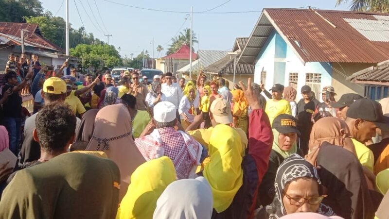 Penyambutan penuh meriah oleh warga Desa Bega saat kedatangan pasangan FAM-SAH || Karno Pora