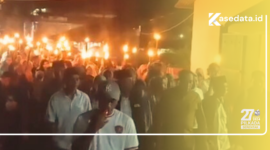 Ratusan warga mengiringi Tauhid-Nasri dengan obor ketika menuju lokasi kampanye di Kelurahan Moti Kota || Istimewa
