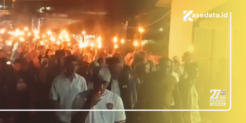 Ratusan warga mengiringi Tauhid-Nasri dengan obor ketika menuju lokasi kampanye di Kelurahan Moti Kota || Istimewa
