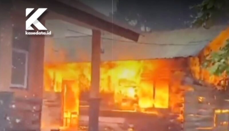 Bangunan sekolah SDN 115 di Desa Tomori saat terbakar || Foto : istimewa