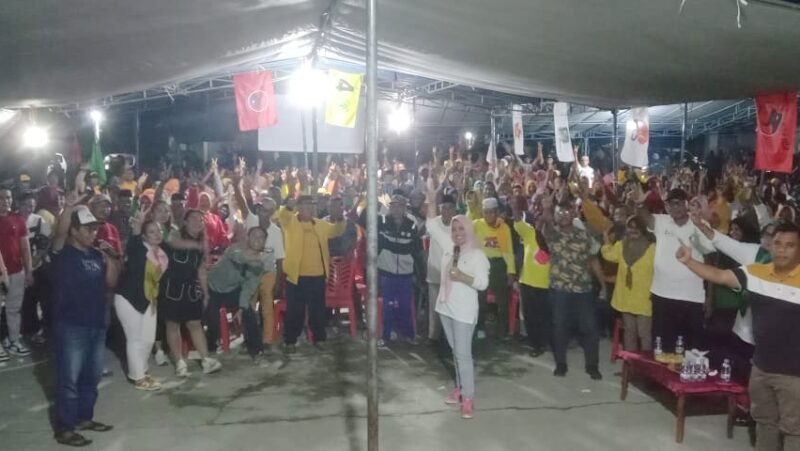 Foto bersama pasangan FAM-SAH dalam kegiatan kampanye, Senin malam || Karno Pora