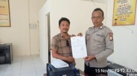 Tim hukum FAM-SAH, Arman Kedafota saat memasukan laporan ke Polres Sula || Karno Pora