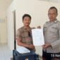 Tim hukum FAM-SAH, Arman Kedafota saat memasukan laporan ke Polres Sula || Karno Pora