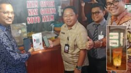 Sekertaris Daerah Kota Ternate, Rizal Marsaoly, saat mencoba QRIS sebagai transaksi digital di kawasan kuliner kelurahan Gamalama || Kasedata. id