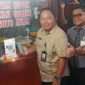 Sekertaris Daerah Kota Ternate, Rizal Marsaoly, saat mencoba QRIS sebagai transaksi digital di kawasan kuliner kelurahan Gamalama || Kasedata. id