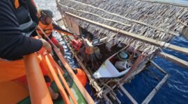 Tim SAR gabungan saat menemukan Jun dalam keadaan selamat || Basarnas Ternate