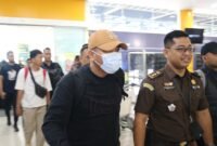 DPO Ahmad Tamrin (Topi masker) bersama kejakasaan saat tiba di bandara Babullah Ternate || Istimewa