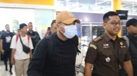 DPO Ahmad Tamrin (Topi masker) bersama kejakasaan saat tiba di bandara Babullah Ternate || Istimewa