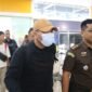 DPO Ahmad Tamrin (Topi masker) bersama kejakasaan saat tiba di bandara Babullah Ternate || Istimewa