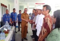 Bupati Halbar saat menyerahkan insentif ke tokoh agama || Iin Afriyanti