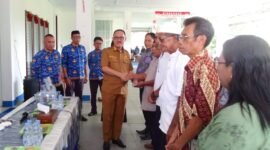 Bupati Halbar saat menyerahkan insentif ke tokoh agama || Iin Afriyanti