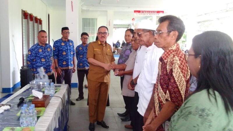 Bupati Halbar saat menyerahkan insentif ke tokoh agama || Iin Afriyanti