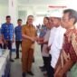 Bupati Halbar saat menyerahkan insentif ke tokoh agama || Iin Afriyanti