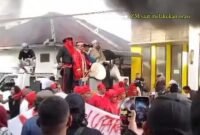 Aksi demonstrasi oleh Aliansi Masyarakat Maluku Utara (AMMU) di depan Kantor KPU Maluku Utara || Foto : Tanggapan layar Jurnalisme Warga