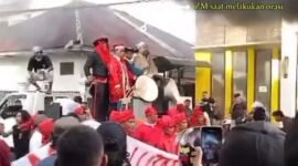 Aksi demonstrasi oleh Aliansi Masyarakat Maluku Utara (AMMU) di depan Kantor KPU Maluku Utara || Foto : Tanggapan layar Jurnalisme Warga