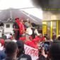 Aksi demonstrasi oleh Aliansi Masyarakat Maluku Utara (AMMU) di depan Kantor KPU Maluku Utara || Foto : Tanggapan layar Jurnalisme Warga