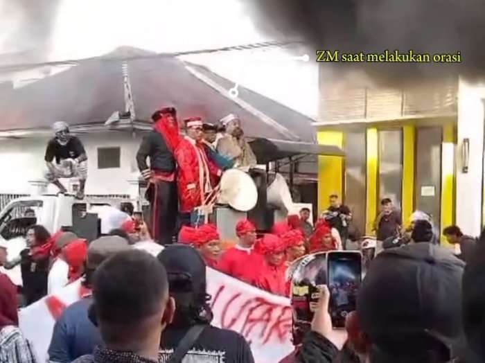 Aksi demonstrasi oleh Aliansi Masyarakat Maluku Utara (AMMU) di depan Kantor KPU Maluku Utara || Foto : Tanggapan layar Jurnalisme Warga