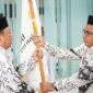 Penyerahan bendera PGRI kepada ketua terpilih Dr Rizal Marsaoly sebagai simbol pengungkuhan PGRI Kota Ternate periode 2025 - 2030 || Istimewa