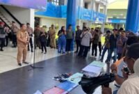 Sekda Kota Ternate, DR.Rizal Marsaoly, saat menerima aksi gabungan jurnalis di kantor Wali Kota Ternate