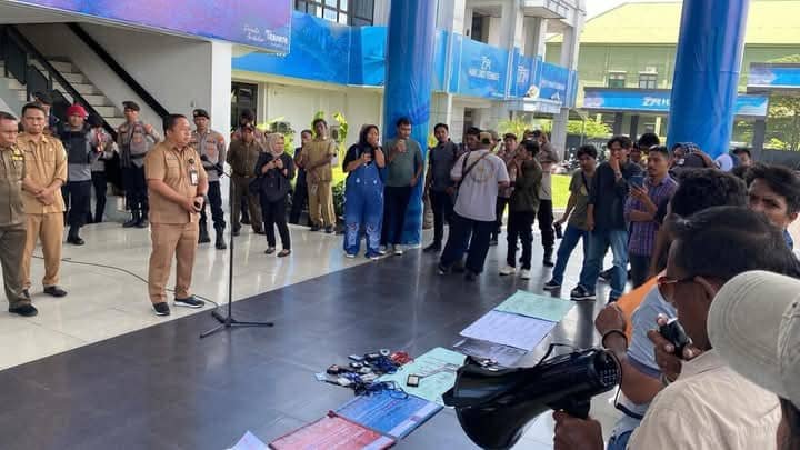 Sekda Kota Ternate, DR.Rizal Marsaoly, saat menerima aksi gabungan jurnalis di kantor Wali Kota Ternate