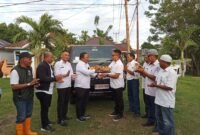 Sekda Kota Ternate saat menyerahkan satu unit mobil armada sampah ke Camat Pulau Ternate || Foto : Haerun