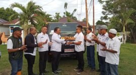 Sekda Kota Ternate saat menyerahkan satu unit mobil armada sampah ke Camat Pulau Ternate || Foto : Haerun