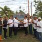 Sekda Kota Ternate saat menyerahkan satu unit mobil armada sampah ke Camat Pulau Ternate || Foto : Haerun