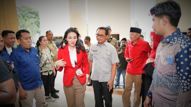 Pj Sekprov Abubakar Abdullah saat mendampingi Sherly-Sarbin dalam kunjungan ke kantor Gubernur Malut || Dok : kasedata.id