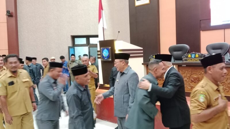 Ucapan selamat disertai jabat tangan kepada Wali Kota dan Wakil Wali Kota terpilih oleh jajaran ASN Kota Ternate usai Paripurna di Kantor DPRD Kota Ternate || Dok : kasedata.id