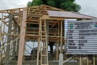 Dana Desa yang digunakan untuk pembangunan ruang tunggu di Desa Waisakai Kepulauan Sula || Foto : Karno Pora
