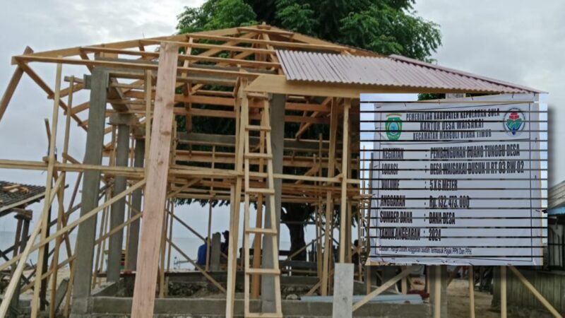 Dana Desa yang digunakan untuk pembangunan ruang tunggu di Desa Waisakai Kepulauan Sula || Foto : Karno Pora