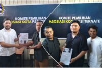 Sekertaris KP Kongres Askot PSSI Ternate saat menerima berkas pencalonan || Foto : kasedata.id